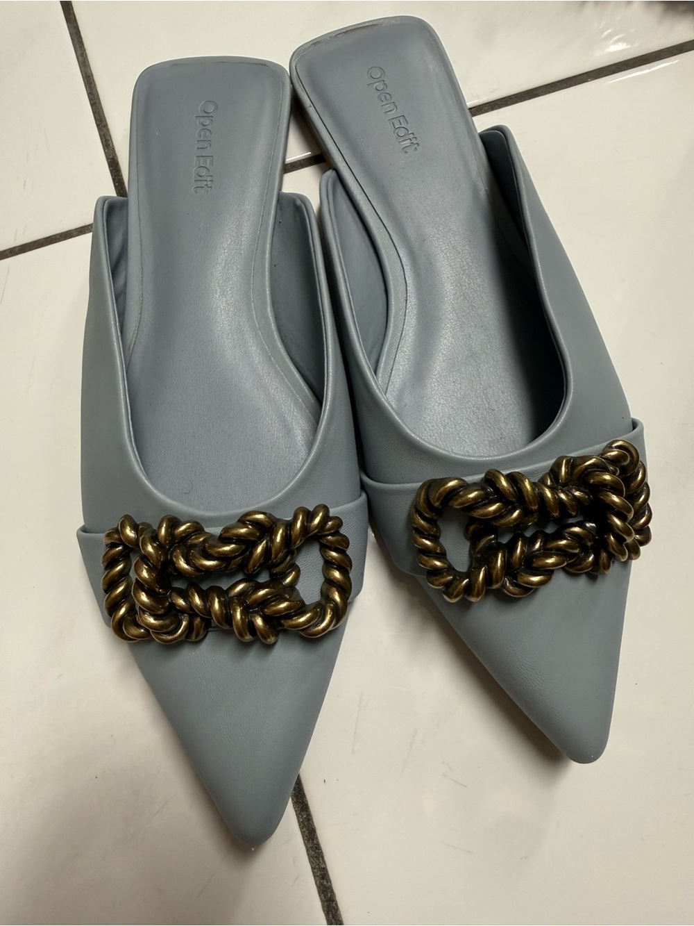 Women's Pointed Mule with Gold Chain Accent - Light Gray